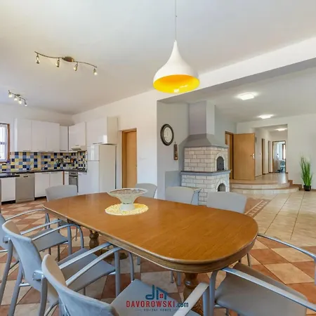Ena Comfortable Villa Pula